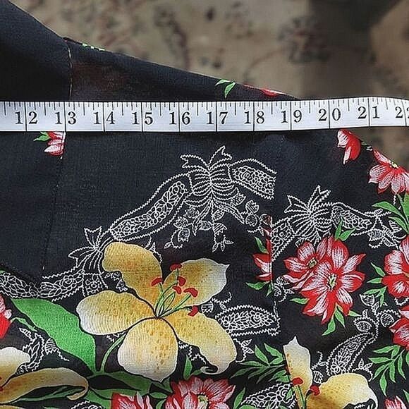 Vtg black floral short sleeve button down cotton Hawaiian shirt - Picture 8 of 13